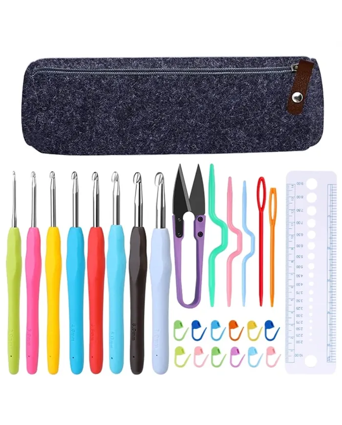 Набір гачків та аксесуарів для в'язання у чорному чохлі