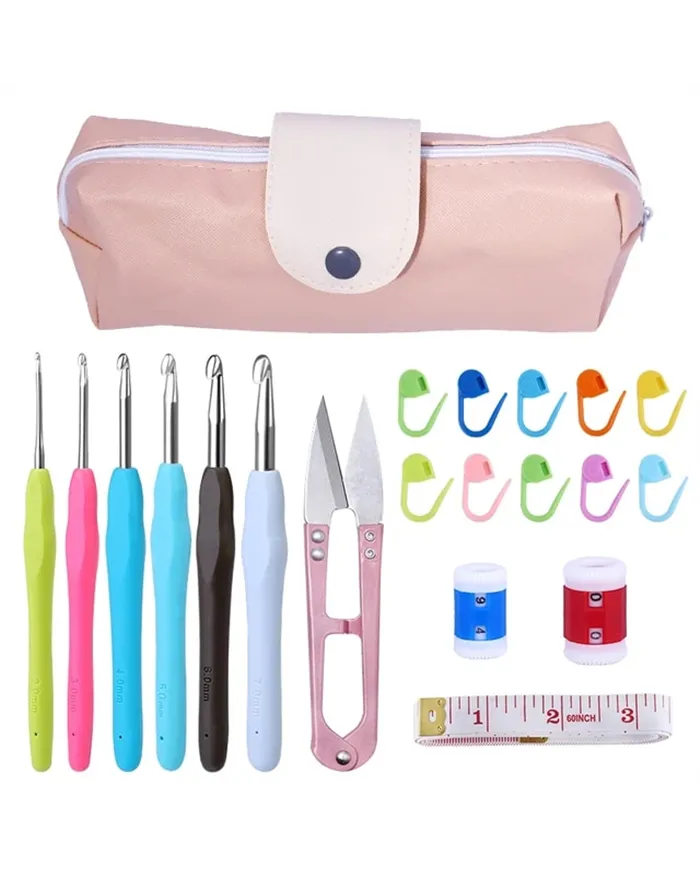 Набір гачків та аксесуарів для в'язання у рожевому чохлі